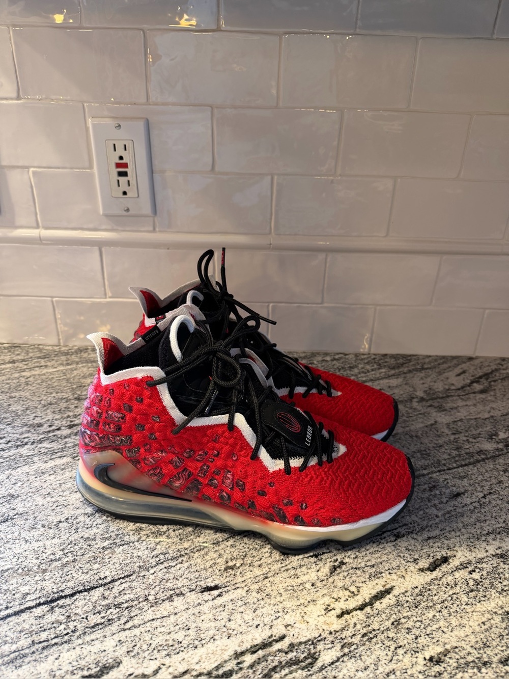 Mens Nike LeBron 17 Air Max Uptempo BQ3177-601 Size 10
